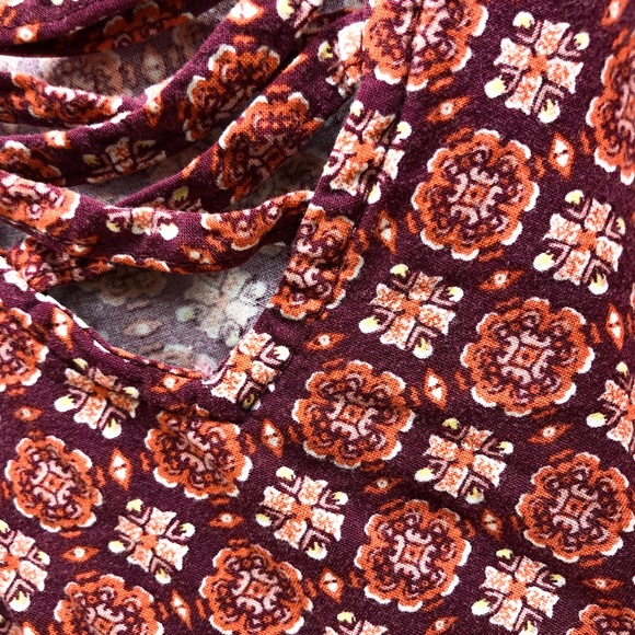 Patterned Keyhole shoulder top - Picture 3 of 3